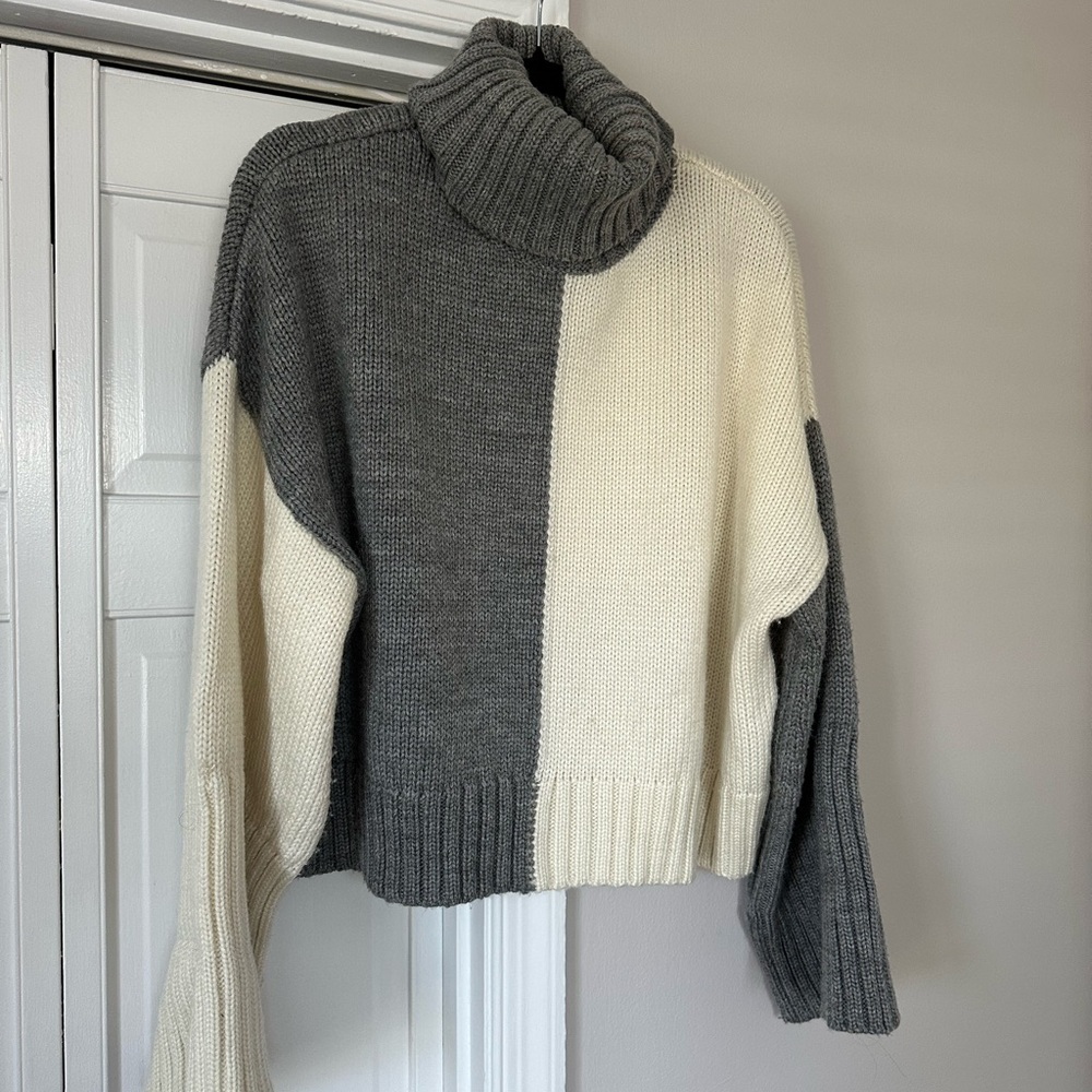 Chunky Knit Color Block Turtleneck Sweater Gray and Cream